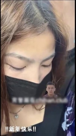 【顶臀强摸】地铁公交上强顶强摸团队围猎顶射大学生 三人小组围猎 截图3