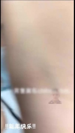 【顶臀强摸】地铁公交上强顶强摸团队围猎顶射大学生 三人小组围猎 截图4