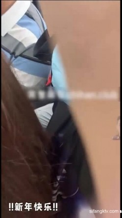 【顶臀强摸】地铁公交上强顶强摸团队围猎顶射大学生 三人小组围猎 截图8