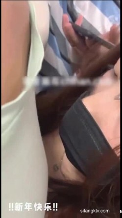 【顶臀强摸】地铁公交上强顶强摸团队围猎顶射大学生 三人小组围猎 截图9