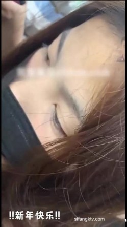 【顶臀强摸】地铁公交上强顶强摸团队围猎顶射大学生 三人小组围猎 截图10
