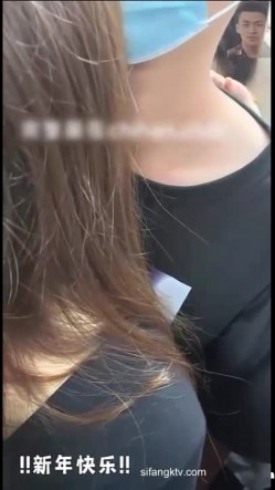 【顶臀强摸】地铁公交上强顶强摸团队围猎顶射大学生 三人小组围猎 截图11
