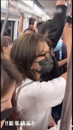 【顶臀强摸】地铁公交上强顶强摸团队围猎顶射大学生 三人小组围猎 截图15