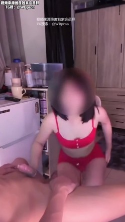 国内知名女网红『EVA』和各种肌肉猛男约啪，非常的反差，各种情趣黑丝，还喜欢叫自己的好友和别人一起3P 截图2