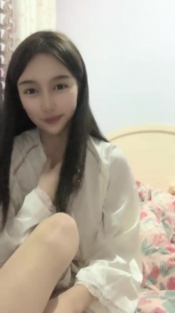 明星脸，几万粉丝的小网红，【偷走一头猪】，清秀女神~长腿骚舞~道具黑牛~逼会下蛋，走在街上回头率肯定高 截图3