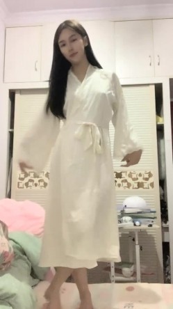 明星脸，几万粉丝的小网红，【偷走一头猪】，清秀女神~长腿骚舞~道具黑牛~逼会下蛋，走在街上回头率肯定高 截图6