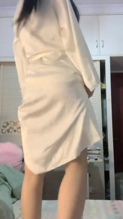 明星脸，几万粉丝的小网红，【偷走一头猪】，清秀女神~长腿骚舞~道具黑牛~逼会下蛋，走在街上回头率肯定高 截图8