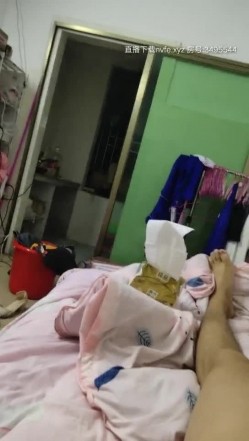 厂里放假了跟工友好好嗨皮一下，口交大鸡巴主动上位抽插，小骚逼很饥渴被压在身下爆草后入抽插射在大屁股上 截图11
