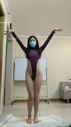 金主高价定制，标准极品身材，女大生【云朵有点甜】全裸裸舞，M腿顶B，露脸口交性爱 截图5