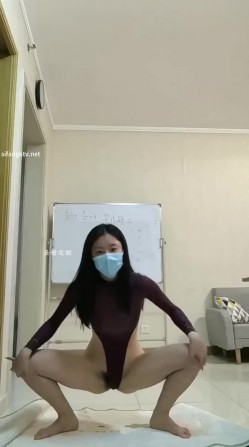 金主高价定制，标准极品身材，女大生【云朵有点甜】全裸裸舞，M腿顶B，露脸口交性爱 截图10