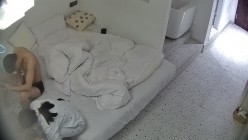 酒店偷拍 ️搞笑年轻情侣男友穿上吊带黑丝和情趣内衣女友做爱越战越勇 截图1