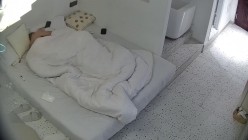 酒店偷拍 ️搞笑年轻情侣男友穿上吊带黑丝和情趣内衣女友做爱越战越勇 截图5