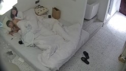 酒店偷拍 ️搞笑年轻情侣男友穿上吊带黑丝和情趣内衣女友做爱越战越勇 截图16