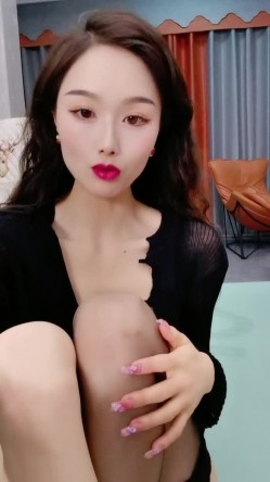 明星颜值极品女神！细腰无敌美腿！性感情趣装吊带丝袜，搔首弄姿，让闺蜜舔骚穴，极度诱惑 截图1