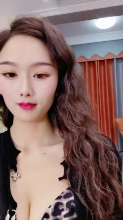 明星颜值极品女神！细腰无敌美腿！性感情趣装吊带丝袜，搔首弄姿，让闺蜜舔骚穴，极度诱惑 截图3