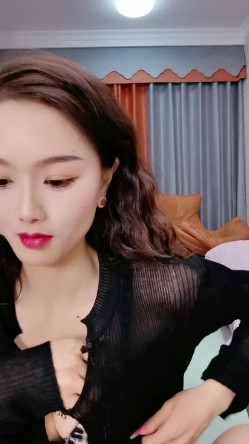 明星颜值极品女神！细腰无敌美腿！性感情趣装吊带丝袜，搔首弄姿，让闺蜜舔骚穴，极度诱惑 截图5