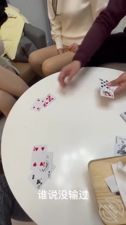 绿帽癖大神【寝取NTR】无水印钻石贴，一小时原创记录，精彩换妻聚会淫乱的脱衣服游戏让两女穿上丝袜共侍一夫 截图5