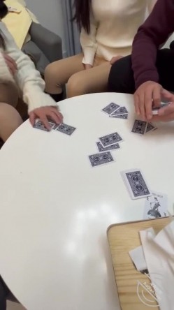 绿帽癖大神【寝取NTR】无水印钻石贴，一小时原创记录，精彩换妻聚会淫乱的脱衣服游戏让两女穿上丝袜共侍一夫 截图6