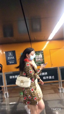 极限CD大师商场步行街4K裙内拍多位气质漂亮小姐姐T裤丝袜无内亮点多美女情趣内裤直接上街拍摄中都硬了 截图1