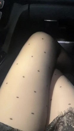 放浪小情侣，晚上开车出去玩车震露出奶子 截图2