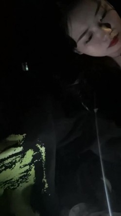 放浪小情侣，晚上开车出去玩车震露出奶子 截图12