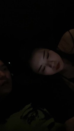 放浪小情侣，晚上开车出去玩车震露出奶子 截图14