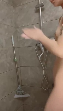 《顶流网红泄密》干一票大的就撤！虎牙主播界标杆颜值天花板极品女神【黑桃】土豪天价定制顶级，洗澡自抠道具紫薇全裸发情~炸裂 截图16