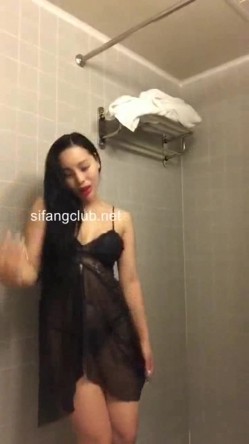 高颜值36F极品大胸网红美女自拍大尺度性感视频诱惑土豪包养,被后插猛操,淫叫：逼好痒,操我,干深一点,我要,操死我! 截图6