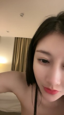绵密潮汐 顶级绿播下海~美到炸裂~【免密】揉穴自慰~秒射，极品美女，爽到狂喷尿，黑森林湿得一塌煳涂 截图7