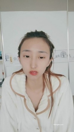 绿播下海黄播！【强力黄豆】101%恋爱型，超完美的咪咪！ 截图8