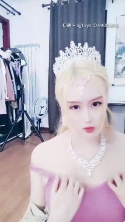 出道音乐歌手【热鲨】，直播间唱起优美的歌声，介绍自己是一名歌手 专辑已经录好就是没有钱发行，致敬她！ 截图1