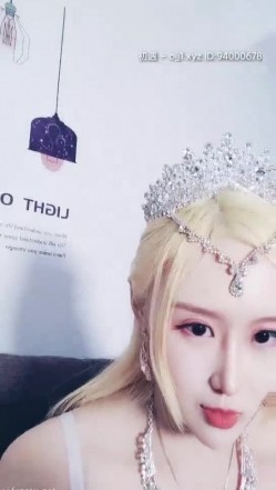 出道音乐歌手【热鲨】，直播间唱起优美的歌声，介绍自己是一名歌手 专辑已经录好就是没有钱发行，致敬她！ 截图2