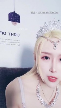 出道音乐歌手【热鲨】，直播间唱起优美的歌声，介绍自己是一名歌手 专辑已经录好就是没有钱发行，致敬她！ 截图3