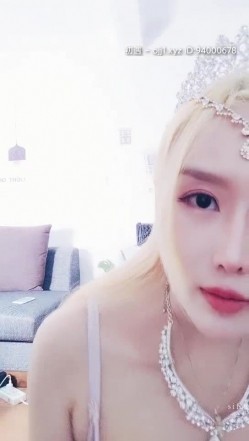 出道音乐歌手【热鲨】，直播间唱起优美的歌声，介绍自己是一名歌手 专辑已经录好就是没有钱发行，致敬她！ 截图12