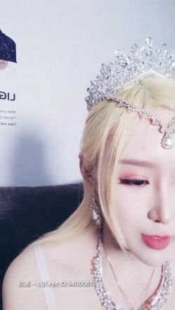 出道音乐歌手【热鲨】，直播间唱起优美的歌声，介绍自己是一名歌手 专辑已经录好就是没有钱发行，致敬她！ 截图13