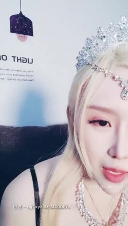 出道音乐歌手【热鲨】，直播间唱起优美的歌声，介绍自己是一名歌手 专辑已经录好就是没有钱发行，致敬她！ 截图16