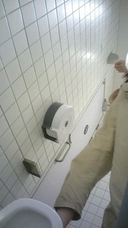 《极品CP魔手外购》价值千元巨作！商场全景4K镜头偸拍女厕各种大屁股小姐姐方便~好多气质美女撅着大腚嘘嘘好养眼 截图4