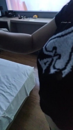百人斩约炮大神【路少】最新福利，手持第一人称玩肏学生妹，圣水调教，对话精彩 截图5