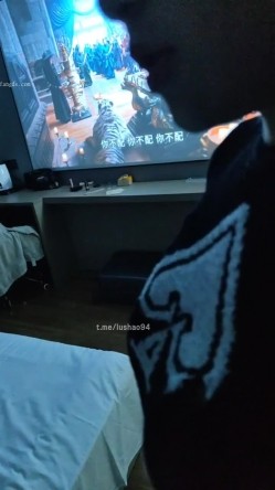 百人斩约炮大神【路少】最新福利，手持第一人称玩肏学生妹，圣水调教，对话精彩 截图8