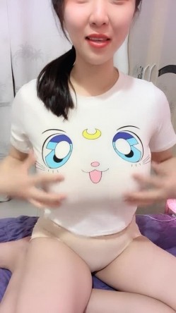 猎奇圈内部分享热门视频极品大奶子哺乳期的奶妈疯狂露出自摸挑逗赚奶粉钱 截图1