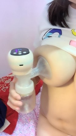 猎奇圈内部分享热门视频极品大奶子哺乳期的奶妈疯狂露出自摸挑逗赚奶粉钱 截图15
