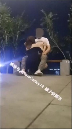 对话淫荡，顶级绿帽反差人妻【嫂子爱露出】大杂烩系列，各种3P4P调教，从头干到尾 截图8