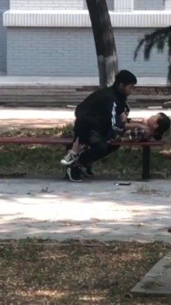 网曝门事件X东财大学生宿舍大院情侣啪啪被几个躲在宿舍的同学围观流出第2部 截图2