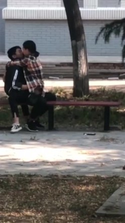 网曝门事件X东财大学生宿舍大院情侣啪啪被几个躲在宿舍的同学围观流出第2部 截图3
