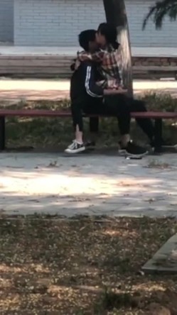 网曝门事件X东财大学生宿舍大院情侣啪啪被几个躲在宿舍的同学围观流出第2部 截图6