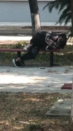 网曝门事件X东财大学生宿舍大院情侣啪啪被几个躲在宿舍的同学围观流出第2部 截图7