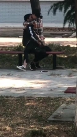 网曝门事件X东财大学生宿舍大院情侣啪啪被几个躲在宿舍的同学围观流出第2部 截图8