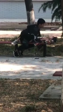 网曝门事件X东财大学生宿舍大院情侣啪啪被几个躲在宿舍的同学围观流出第2部 截图10