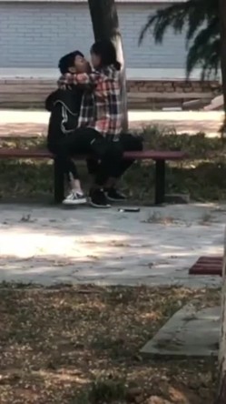 网曝门事件X东财大学生宿舍大院情侣啪啪被几个躲在宿舍的同学围观流出第2部 截图11