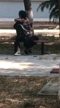 网曝门事件X东财大学生宿舍大院情侣啪啪被几个躲在宿舍的同学围观流出第2部 截图12